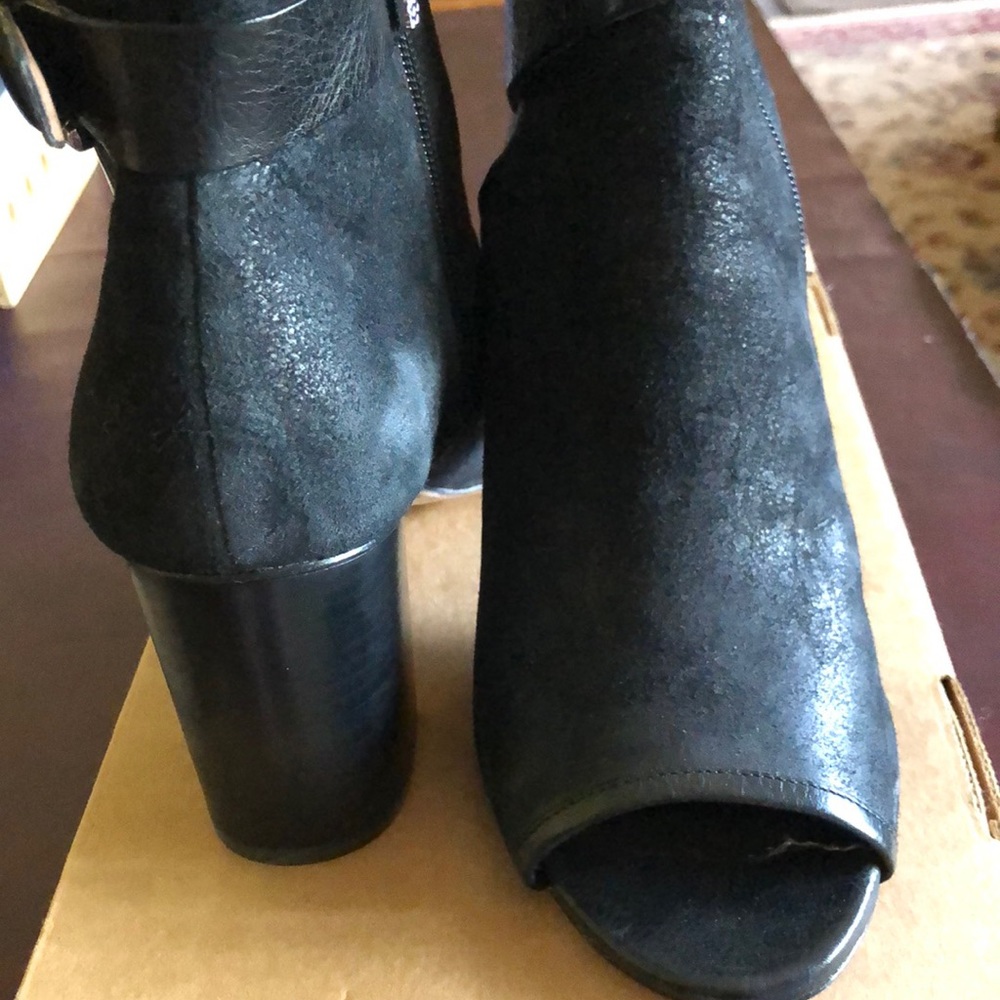 Donald J Pliner     Ankle Boot Beautiful